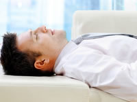 In den USA, in Japan und in China gehrt der Mittagsschlaf - Stichwort: Power Napping - lngst zum Unternehmensalltag.