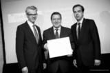 Altkanzler Schröder übergibt die Auszeichnung den Geschäftsführern Christoph Preuß&Daniel Fratzscher