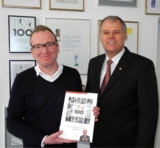 Jens Darré mit Top 100 Buch, Senator h.c. Gerhard R. Daiger/Foto: Dr. Walser Dental GmbH 