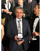Saeid Fasihi bei der Galaveranstaltung mit der Ehrenplakette. Foto: Martin
