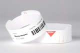 Die Augenklinik Stadthagen kennzeichnet mit einem Patientenarmband den Eingriffsort der Operation.