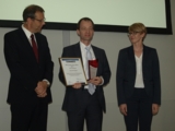 Boris Gebauer (in der Bildmitte) erhält die Auszeichnung vom CER.