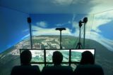Mit Hilfe Virtueller Realität wird der Eindruck einer „gläsernen Flugkabine“ erzeugt.