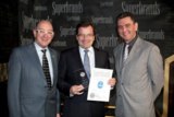 Chiquita-Geschäftsführer Ernst Schulte nimmt Superbrands-Auszeichnung entgegen