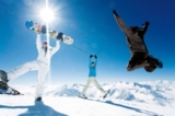 Springende Snowboarder auf dem Gletscher