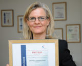 Dr. Karin Uphoff freut sich über den Erfolg beim EMIT-Award 2010. Foto: Bascha-Döringer