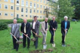 Spatenstich mit dem Geschäftsführer des Heilbades Krumbad Karl Josef Honz (ganz rechts)