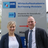AGS-Schulleiterin Johanna Rußwurm und Wirtschaftsakademie Niederlassungsleiter Sten-Arne Saß
