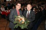 Ehrengast Walter Grossmann mit Timo Schmuck bei der Überreichung des Blumengrusses