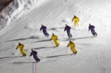 Skifahrer in Formation