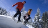 Familie beim Schneeschuhwandern im Tiroler Oberland