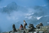 Steinmandl und Bergsteiger genießen die Aussicht