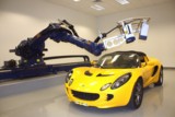 Robotergestützte Schwingungsmessung an einer kompletten Fahrzeugkarosserie.