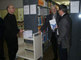 Übergabe in der Bibliothek: Helmut Riffel, Dietrich Homburg und Edmund H. Zirra (v.l.n.r.).