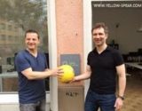 Dirk Steinbach (SPIN, r.) übergibt den Yellow Spear an Volker Schütz, Sportlehrer in Leverkusen.