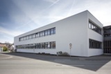 Die Realschule Bad Königshofen mit neuem, energieeffizientem Dach.