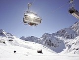 Gondel- und Sesselbahnen führen mitten in eine Skiregion, die jeden Wintersportler begeistern.