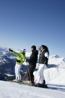 Skifahrer beim Genießen des Bergpanoramas