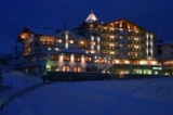 Nachtaufnahme des Hotels Löwe & Bär