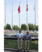 Georg Senftl und Markus Schultz, Geschäftsführer ViscoTec China