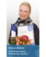 Nikola Binder freut sich über die Auszeichnung „Deutschlands beste Kanzleimanagerin 2017“.