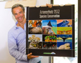 Schirmherr Hannes Jaenicke präsentiert den Mondberge-Artenschutzkalender 2012 ©Radmila Kerl