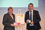  Iris Gleicke, MdB Parlamentarische Staatssekretärin, überreichte den Bundespreis an M. Kiekhöfer.