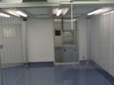 Reinraumzelle mit Reinigungsautomaten als Schleuse (c) ISEDD GmbH