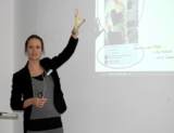 Anna-Lena Radünz erläutert an der Welke Akademie Social-Media-Strategien im B2B