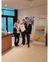 M. Steffenhagen, H. Hagen, P. Thomsen, René Ykema (Hoteldirektor) mit dem Award (AccorHotels)