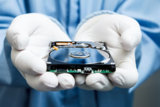 Reparatur defekter Festplatten im Reinraum Labor zur Datenrettung