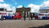Großflächige Buswerbung von Sky SPORT an Deutschlands Sehenswürdigkeit Nr 1: dem Brandenburger Tor