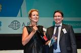 Katharina Kreitz, Gründerin der Vectoflow GmbH nimmt ersten Preis entgegen