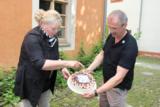 7 Jahre 7x7energie: Birgit Grebe und Geschäftsführer Andreas Mankel mit Geburtstagstorte.