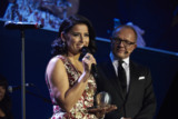 Nelly Furtado erhält den Deutschen Nachhaltigkeitspreis von Initiator Stefan Schulze-Hausmann