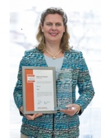 Sigrid Hauer, EBH, erhält den Innovationspreis IT im Bereich Consulting