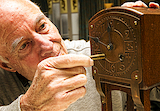 Udo Nehls hat einen besonderen Tick: Er steht auf alte Uhren. © Holger Bernert