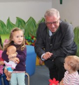 Staatssekretär Johannes Hintersberger auf Stippvisite in der imbus-Kindergruppe.