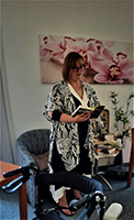 Autorin Regine Sonnleitner bei einer Lesung eines ihrer Werke