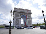 Arc de Triomphe vor der Verhüllung, schon eingerüstet. Deutlich zu sehen: Dolezychs orange Zurrgurte