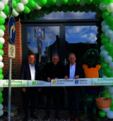 Stadtwerke-Chef Manfred Ackermann (Mitte) eröffnet neues Kundencenter in der City
