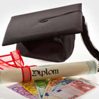  Bildung lohnt sicht: Wer ein Studium absolviert, verdient im späteren Berufsleben im Durchschnitt jährlich knapp 11.000 Euro netto mehr. 
