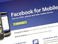 Ein Problem von Facebook: Immer mehr Nutzer rufen Facebook mobil per Smartphone auf - ohne Werbung. Gerade davon aber lebt der Social Network-Primus.