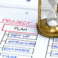 Die Projektplanung muss auf realistischen Zielvereinbarungen mit den Projektbeteiligten basieren.