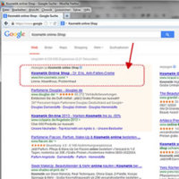 Screenshot-Ausschnitt Google-Suche, ganz oben als erste Ergebnisse: drei Google Adwords Anzeigen. Entsprechenden Anzeigen finden sich parallel auf jeder Suchergebnis-Seite in der linken Spalte.