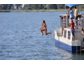 Das größte Freibad Deutschlands: Hausboot als Badeinsel