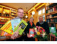 Bestseller auf Ostwestfälisch - 50.000. OWL-Sprachführer geht in Bielefeld über die Ladentheke